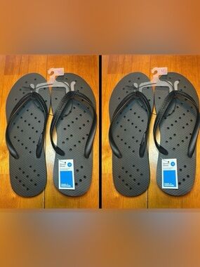 Room Essentials Black Textured Shower Flip Flops / bundle of 2 / size medium